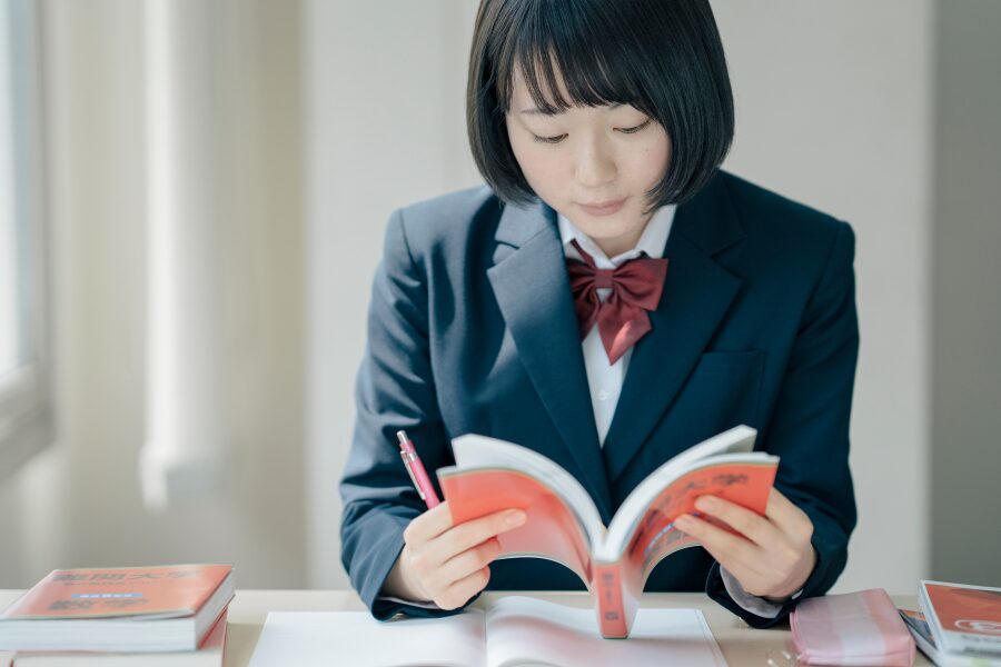 学習している高校生